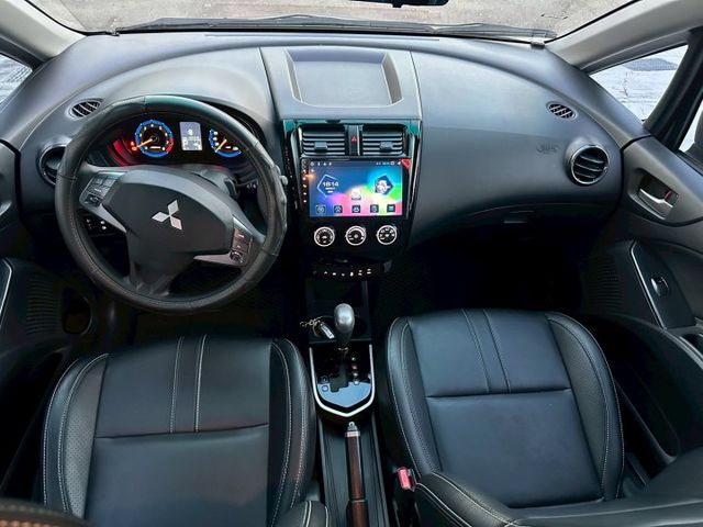 一手車 無待修 里程10萬 里程保證 車況沒問題 I-key摸門 360環景 安卓機 行車記錄器 定速巡航  第7張相片