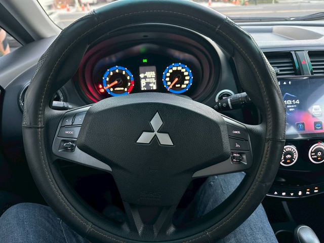 一手車 無待修 里程10萬 里程保證 車況沒問題 I-key摸門 360環景 安卓機 行車記錄器 定速巡航  第11張相片