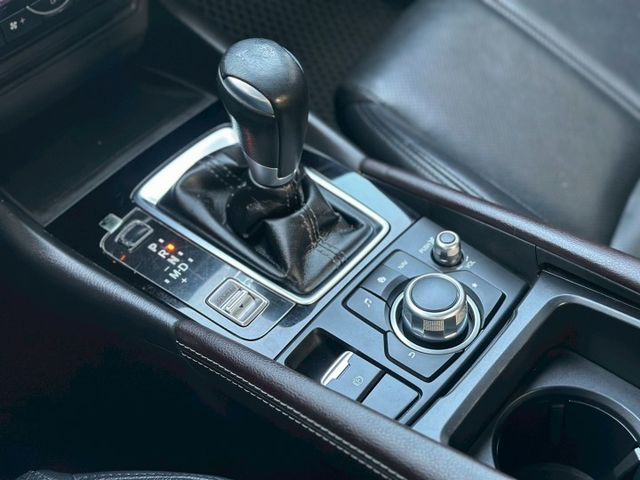 氣氛很不錯 外觀有在顧 內裝無破損 使用痕跡少 配備 I-key摸門 定速巡航 盲點偵測 倒車顯影  ACC跟車 電動座  第16張相片