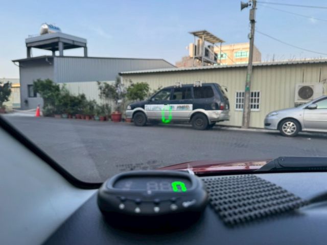 無事故 無待修 原版件 實跑6萬多公里 里程保證  I-key 恆溫空調 定速巡航 抬頭顯示 倒車顯影  第15張相片