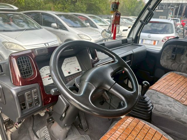 3噸半 箱式貨車  一手車 無事故 內外保持良好 有在顧車  無待修 車況正常 里程35萬公里 里程保證  第8張相片