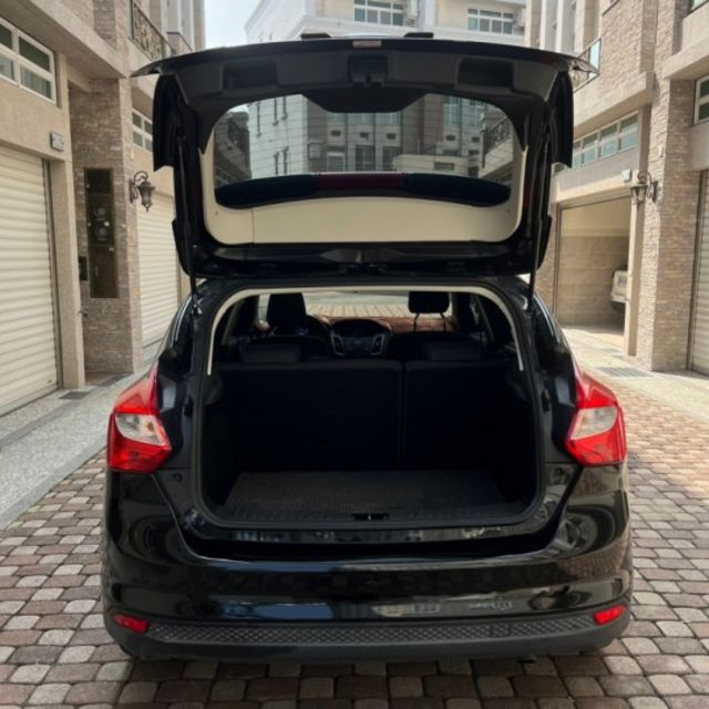 【預約賞車即享網路優惠價】1.6 5D時尚版 方向盤快控鍵 恆溫空調  第14張相片