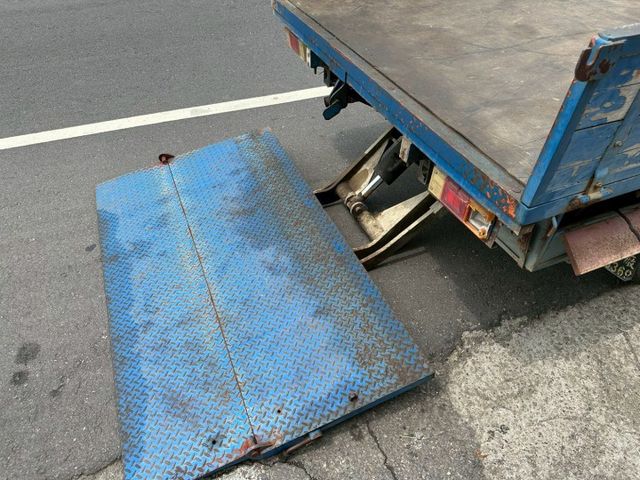 一手車 無事故  里程18萬多 正常保養 有升降尾門 冷氣涼 引擎正常 變速箱正常  第11張相片