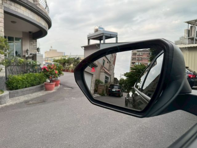 全景式電動天窗 電動尾門 19吋鋁圈 LED頭燈 雙12.3吋數位儀表BOSE音響系統 無線充電座 Apple CarP  第12張相片