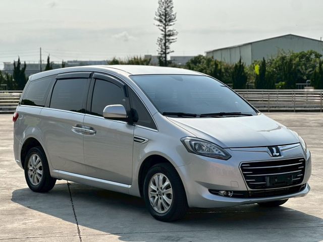 8人座 ECO  一手車 無事故 無待修 跑少 里程7.2萬 里程保證 恆溫空調  定速巡航  I-key摸門 倒車雷  第3張相片