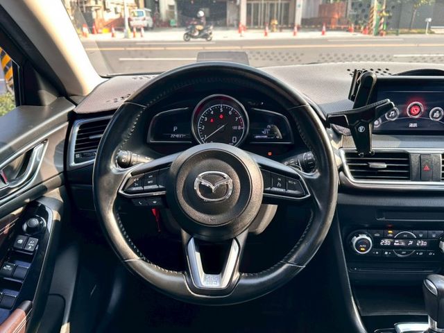 旗艦版 定速巡航 車道偏離 電動座椅 倒車顯影 BOSE音響 原廠主機 I-key摸門 恆溫空調 盲點偵測  第8張相片
