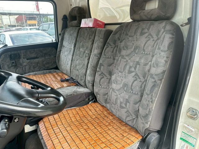 3噸半 箱式貨車  一手車 無事故 內外保持良好 有在顧車  無待修 車況正常 里程35萬公里 里程保證  第9張相片