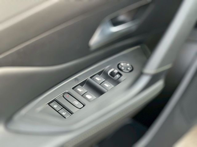 一手車 原版件 實跑16000公里 里程保證  1.2 pure Tech 汽油渦輪頂級版 新車價156.9萬  第12張相片