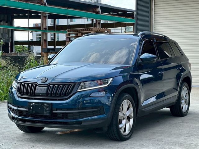4WD LED頭燈 全景天窗 換檔撥片 雙電動椅 恆溫空調 I-key摸門 360環景 電尾門 ACC跟車 自動煞車  第1張相片