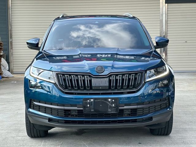 4WD LED頭燈 全景天窗 換檔撥片 雙電動椅 恆溫空調 I-key摸門 360環景 電尾門 ACC跟車 自動煞車  第2張相片