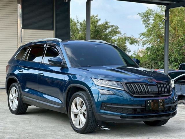 4WD LED頭燈 全景天窗 換檔撥片 雙電動椅 恆溫空調 I-key摸門 360環景 電尾門 ACC跟車 自動煞車  第3張相片