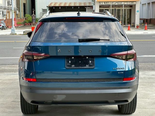 4WD LED頭燈 全景天窗 換檔撥片 雙電動椅 恆溫空調 I-key摸門 360環景 電尾門 ACC跟車 自動煞車  第5張相片