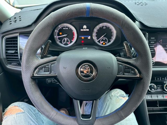 4WD LED頭燈 全景天窗 換檔撥片 雙電動椅 恆溫空調 I-key摸門 360環景 電尾門 ACC跟車 自動煞車  第13張相片