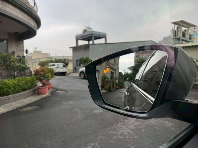 尊榮版 7人座 I-key摸門 360度環境 盲點偵測 ACC跟車 車道偏離 電動記憶座椅 全景天窗 電動尾門 抬頭顯示  第13張相片