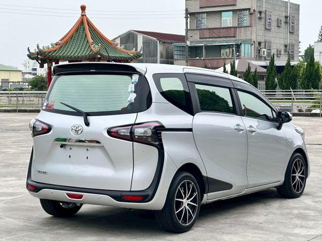 7人雙電滑 一手車 無事故 實跑49000公里 里程保證  雙電滑門 I-key摸門 恆溫空調 安卓機 抬頭顯示  第4張相片