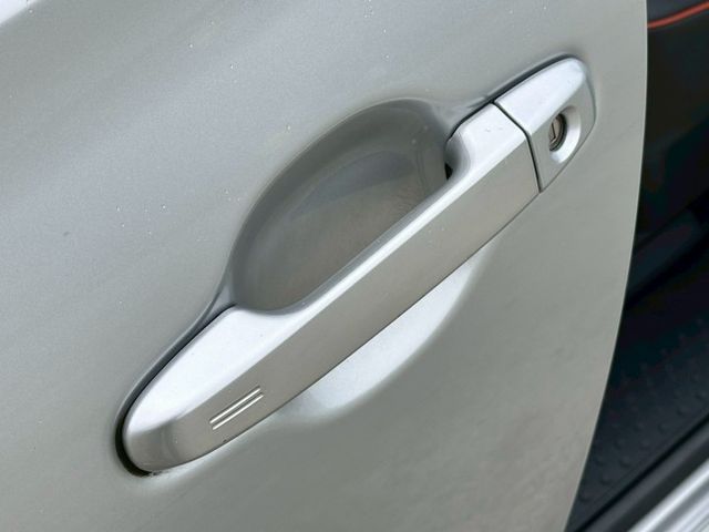 7人雙電滑 一手車 無事故 實跑49000公里 里程保證  雙電滑門 I-key摸門 恆溫空調 安卓機 抬頭顯示  第17張相片