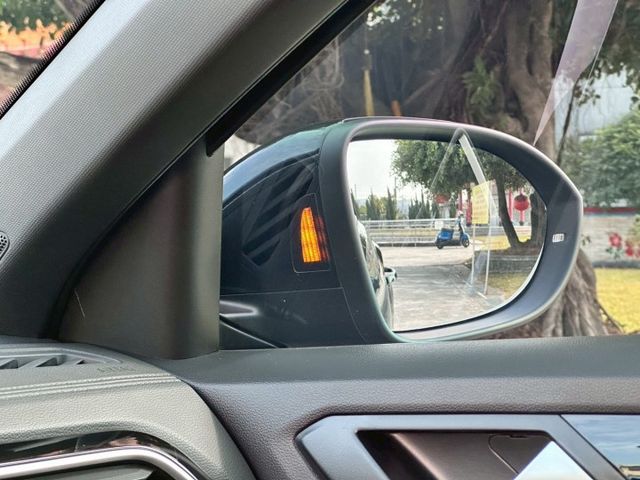 一手車 原版件 實跑4.9萬公里 新車保固中 ACC跟車 車道偏離 全景天窗 電尾門 盲點 數位儀表  第14張相片
