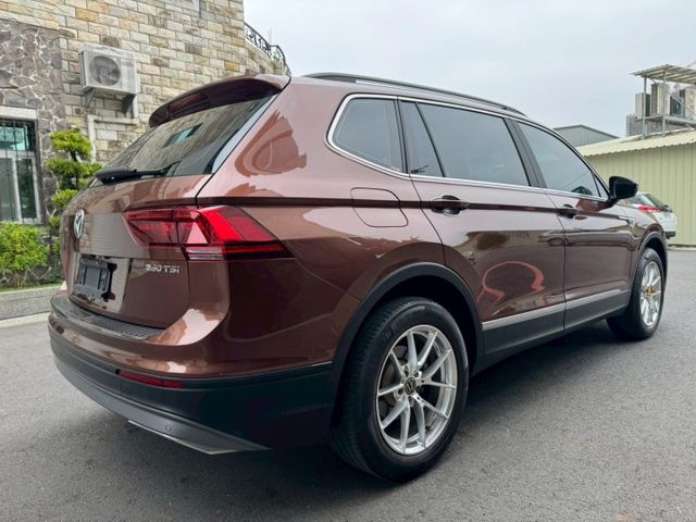 福斯TIGUAN 280 七人座 內外都有在顧 車況一級棒 無異音 換檔順暢 升級18吋鋁圈 前加大卡鉗 電尾門 I-k  第4張相片