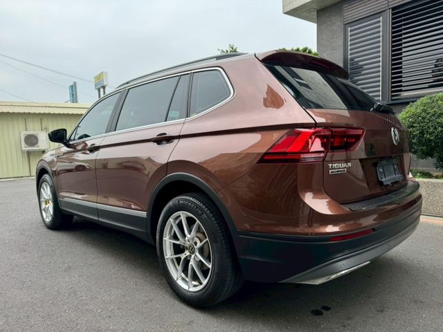 福斯TIGUAN 280 七人座 內外都有在顧 車況一級棒 無異音 換檔順暢 升級18吋鋁圈 前加大卡鉗 電尾門 I-k  第6張相片