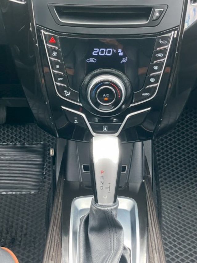 U6 2.0 ECO  一手車 無事故 無待修   I-key摸門 定速巡航 恆溫空調 電動尾門 天窗  抬頭顯示  第11張相片