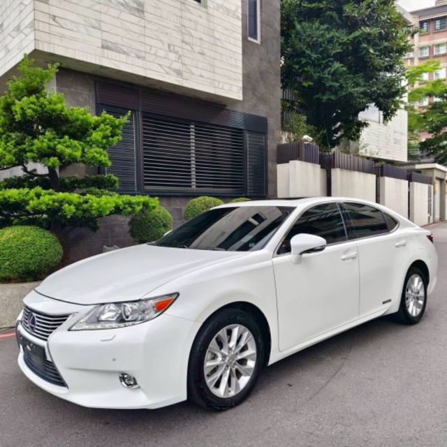 ES300H  大電池原廠更換  一手車 無事故 無待修I-key摸門 全景天窗 定速巡航 恆溫空調 倒車顯影  第1張相片
