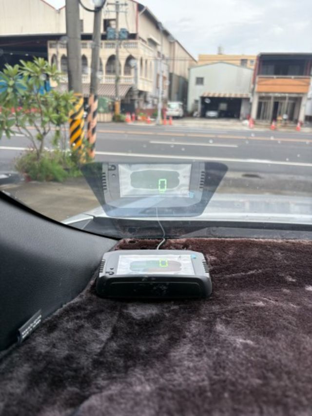 尊爵 保固中 一手車 無事故 無待修  液晶儀表 LED頭燈 ACC跟車 360環景  I-key 盲點  第13張相片