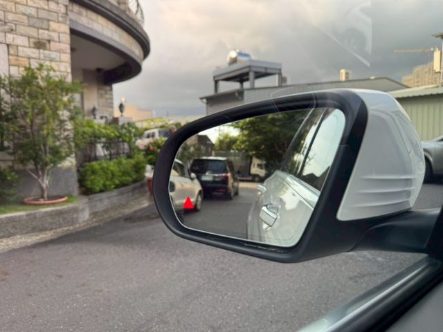 一手車 認證車 實跑12萬公里 里程保證  360環景 I-key摸門 電尾門 電動椅 盲點偵測 天窗  第15張相片