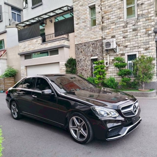 W212小改款  無事故 無待修 總代理 實跑15萬公里 里程保證  I-key免鑰匙 電動尾門 雙LED頭燈  第3張相片
