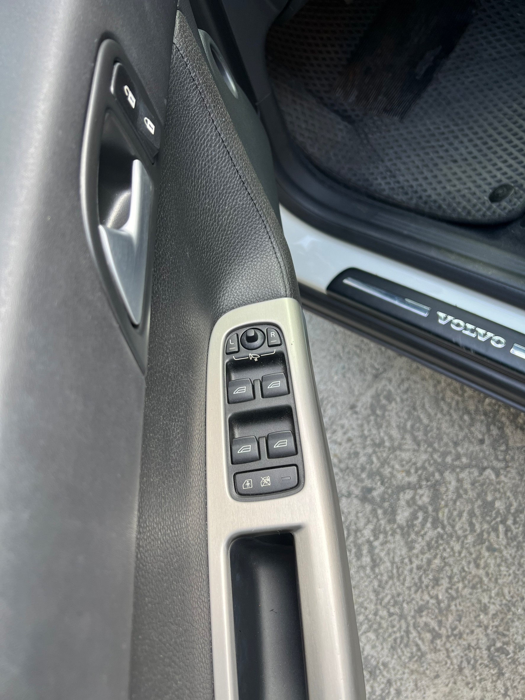 2005年VOLVO V50可車換車〃零元購車〃免頭期款〃可全額貸款〃超貸拿現金  第10張相片