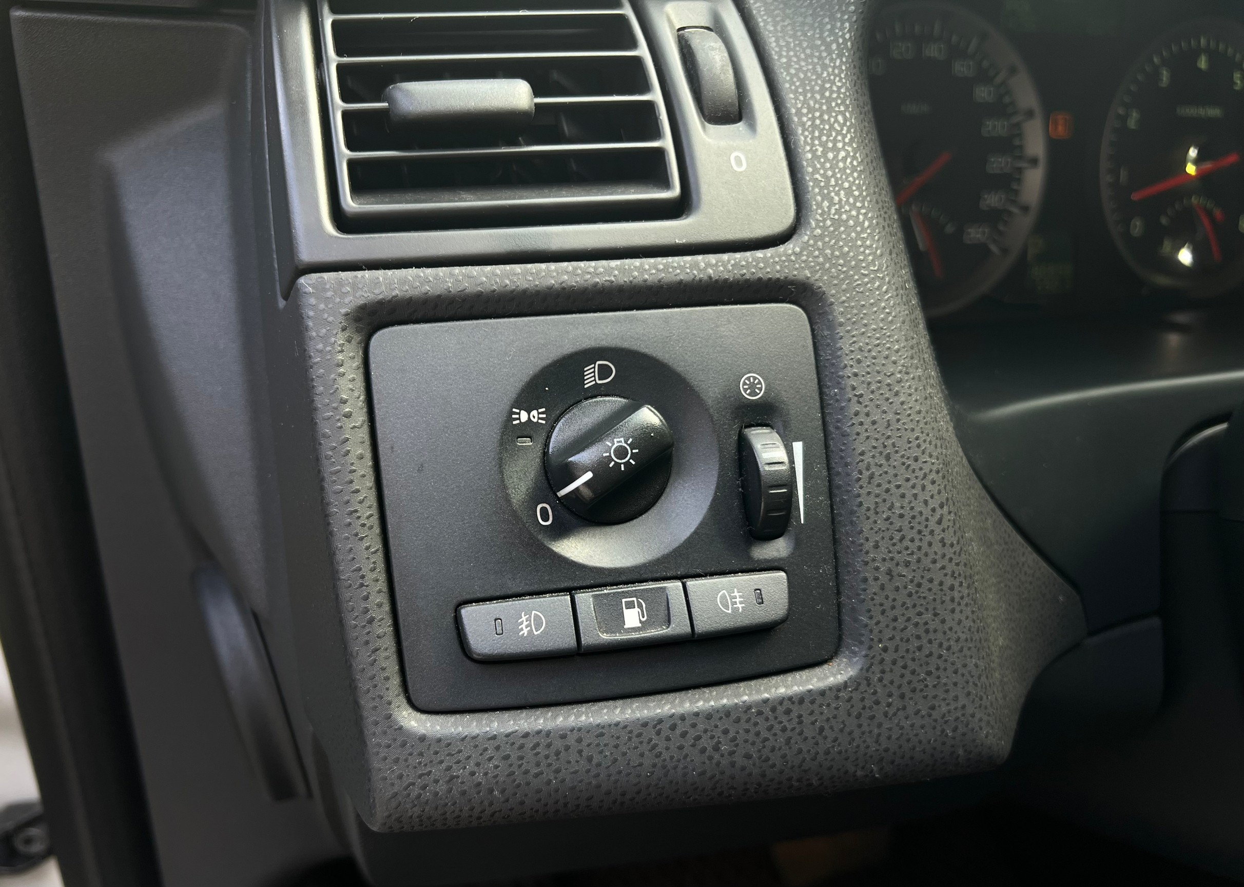 2005年VOLVO V50可車換車〃零元購車〃免頭期款〃可全額貸款〃超貸拿現金  第13張相片