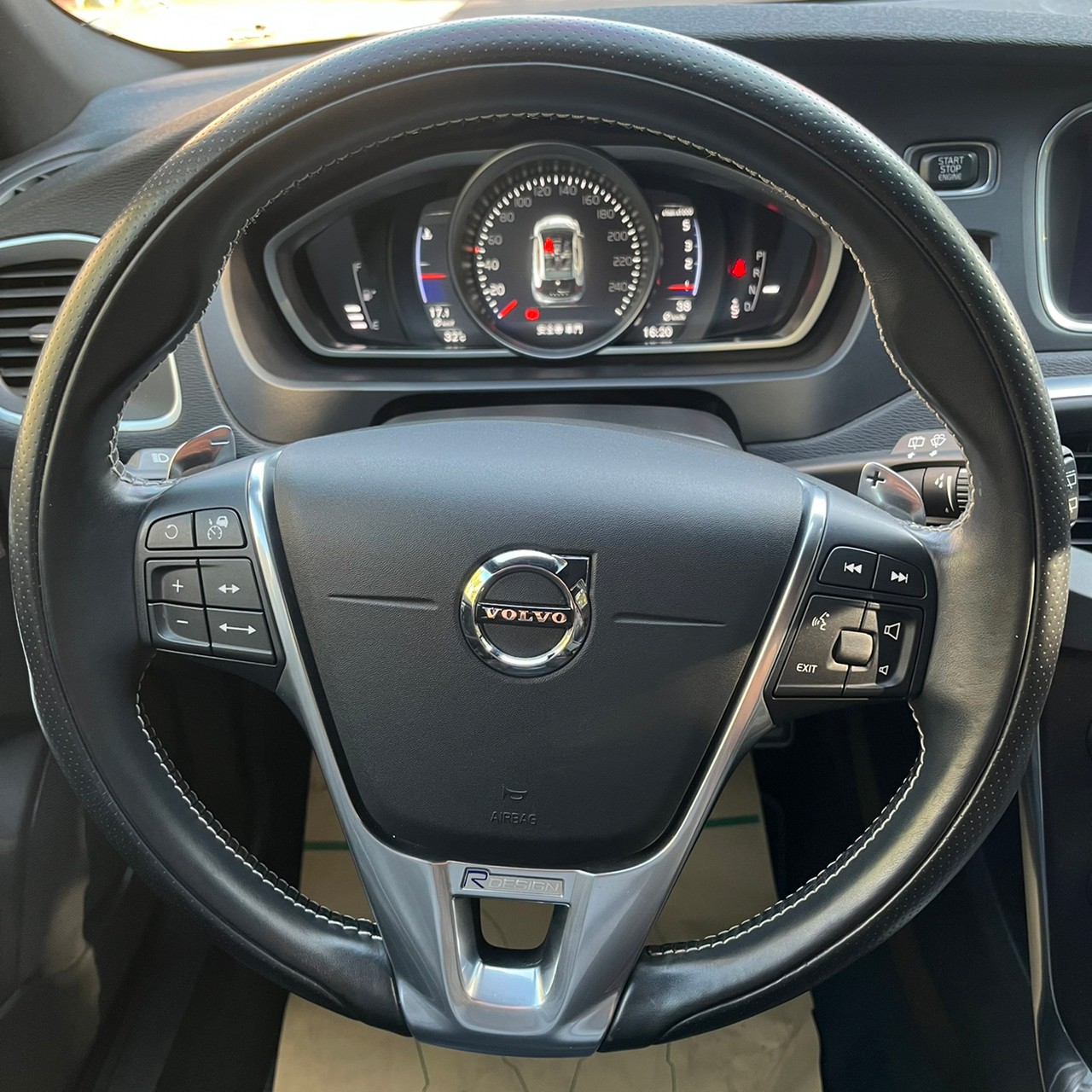 2017年VOLVO V40可車換車〃零元購車〃免頭期款〃可全額貸款〃超貸拿現金  第13張相片