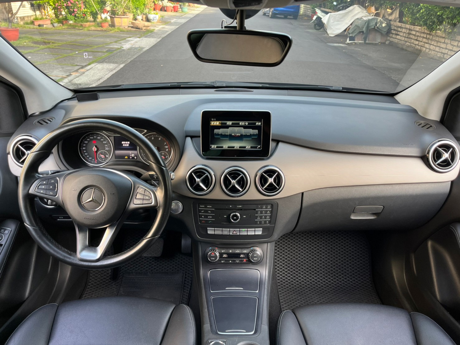2015年MERCEDES BENZ B180可車換車〃零元購車〃免頭期款〃可全額貸款〃超貸拿現金〃車險辦理  第17張相片