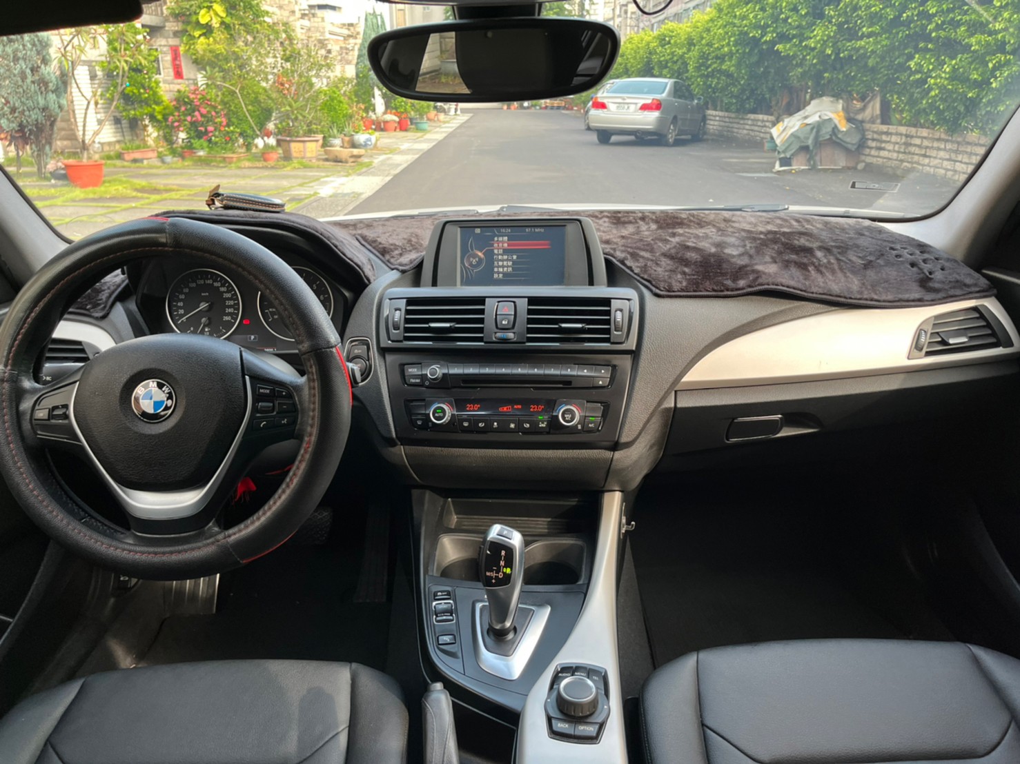 2015年BMW 116I可車換車〃零元購車〃免頭期款〃可全額貸款〃超貸拿現金〃車險代辦  第13張相片
