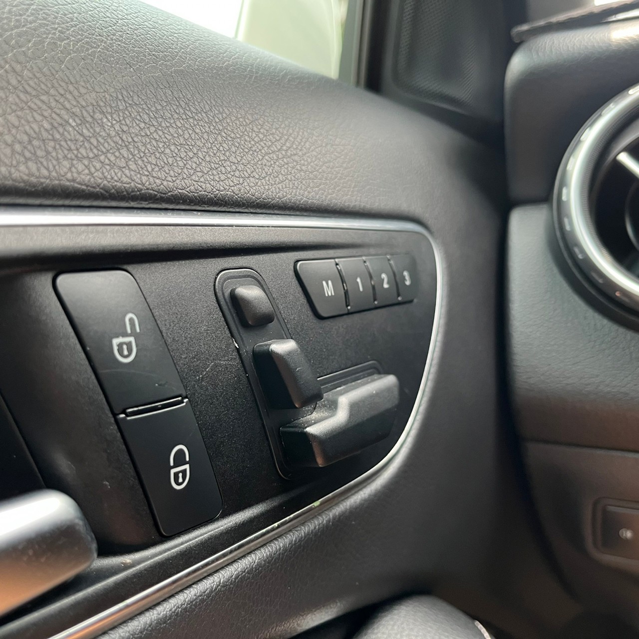 2015年MERCEDES BENZ GLA200 CDI可車換車〃零元購車〃免頭期款〃可全額貸款〃超貸拿現金〃車險代辦  第15張相片