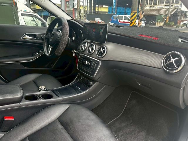 M-BENZ賓士 GLA180  第13張相片