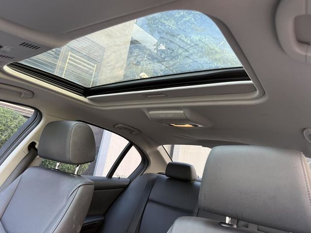 BMW寶馬 318D SEDAN  第12張相片