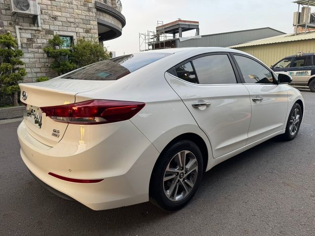 HYUNDAI現代 ELANTRA  第2張相片