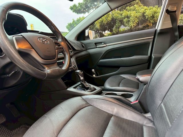 HYUNDAI現代 ELANTRA  第12張相片