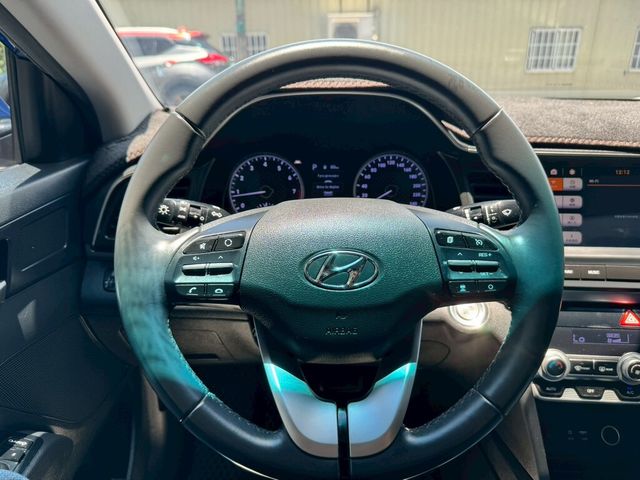 HYUNDAI現代 ELANTRA  第9張相片