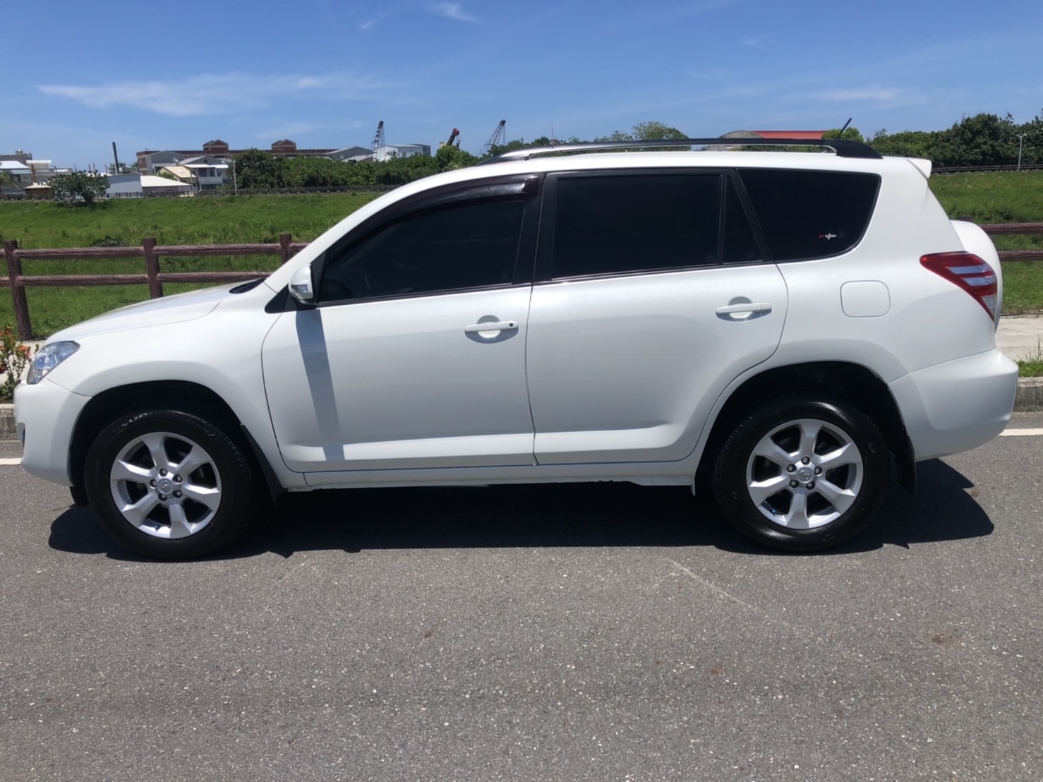 2011年 TOYOTA RAV4 日本原裝進口   第2張相片