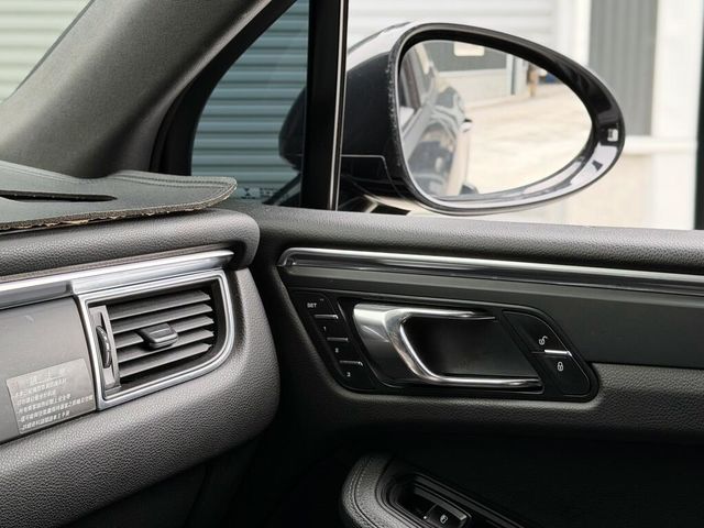 PORSCHE保時捷 MACAN  第11張相片