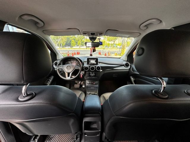 ✨2013年 BENZ B180 ✨僅跑7.2萬公里✨HID頭燈✨恆溫✨方向盤快控鍵✨多合一影音系統✨里程保證✨實車實價  第14張相片