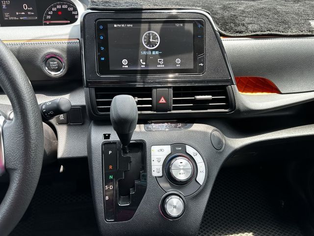 ✨2022年TOYOTA SIENTA✨方向盤快控鍵✨恆溫空調✨中控螢幕✨車道偏離警示系統✨里程保證✨實車實價  第15張相片