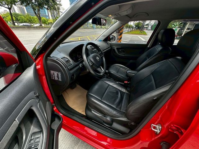 ✨2014年 SKODA FABIA 1.2✨省油省稅金✨ISOFIX✨後座分離倒覆✨里程保證✨實車實價  第9張相片