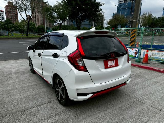 ✨2018年 HONDA FIT 1.5 S版✨恆溫空調✨倒車顯影✨IKEY✨方向盤快控鍵✨換檔撥片✨里程保證✨實車實價  第4張相片