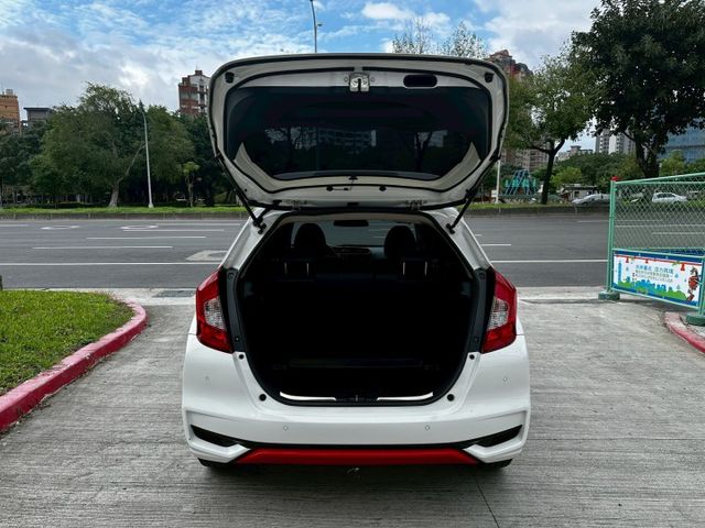 ✨2018年 HONDA FIT 1.5 S版✨恆溫空調✨倒車顯影✨IKEY✨方向盤快控鍵✨換檔撥片✨里程保證✨實車實價  第9張相片
