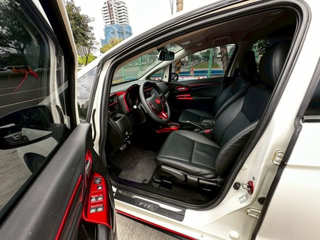 ✨2018年 HONDA FIT 1.5 S版✨恆溫空調✨倒車顯影✨IKEY✨方向盤快控鍵✨換檔撥片✨里程保證✨實車實價  第12張相片