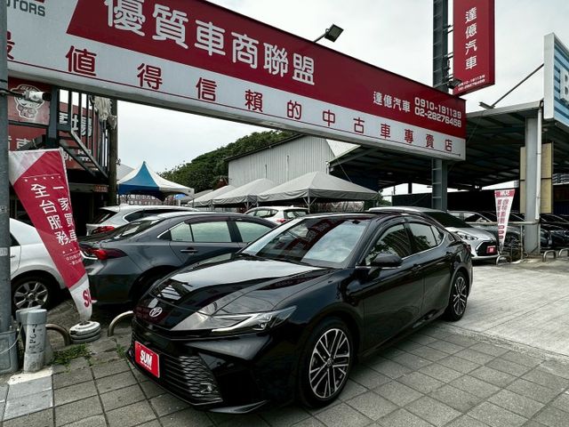 ✨2025年 TOYOTA CAMRY 2.0旗艦版✨雙前座電動椅✨衛星導航✨倒車顯影✨里程保證✨實車實價  第1張相片