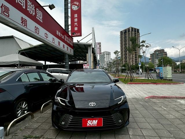 ✨2025年 TOYOTA CAMRY 2.0旗艦版✨雙前座電動椅✨衛星導航✨倒車顯影✨里程保證✨實車實價  第2張相片