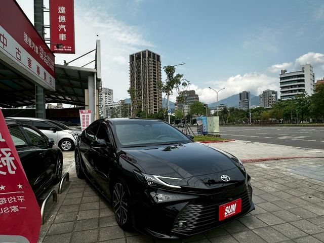 ✨2025年 TOYOTA CAMRY 2.0旗艦版✨雙前座電動椅✨衛星導航✨倒車顯影✨里程保證✨實車實價  第3張相片